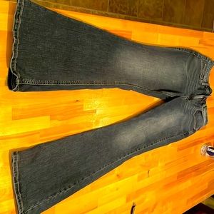 Maurices size 6 reg women’s jeans!
